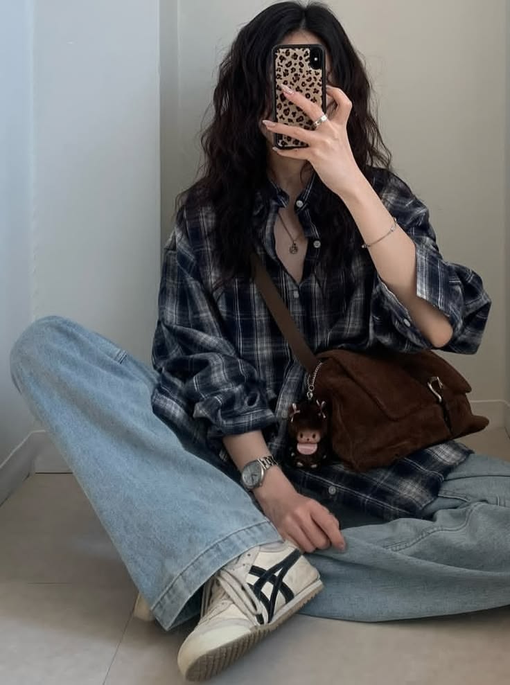 casual jeans and white t-shirt outfit